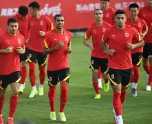 九游网站-足总杯集结日走向成谜，辽宁本钢回应争议，更衣室稳定，赛程密集仍需轮换 